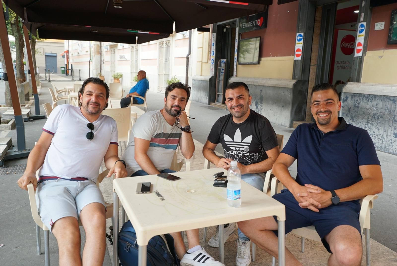 City trip entre amis à Naples, en terrasse d'un café